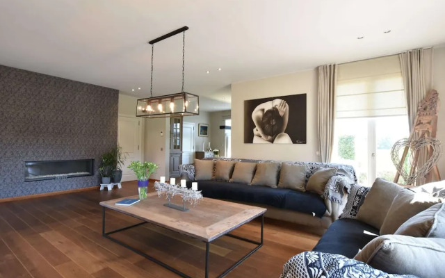 Tasteful Mansion in Lichtervelde with Hot Tub