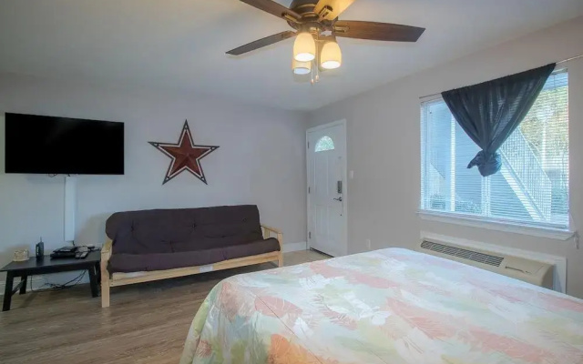 Oak Shores-Oak Shores Studio 56