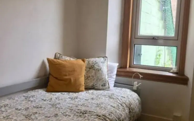 Spacious 3 Bedroom Flat in a Charming Location