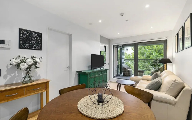 Chic 2BR Pool & Gym - Steps to Ponsonby
