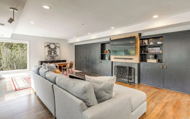 Modern Broadway Luxury: Spacious Seattle Home!