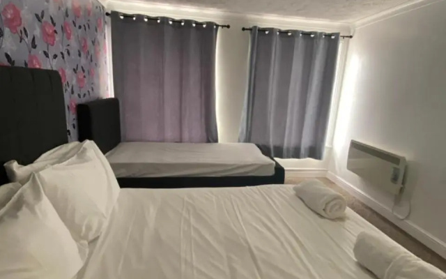 Spacious One Bedroom Flat with River View, 1e
