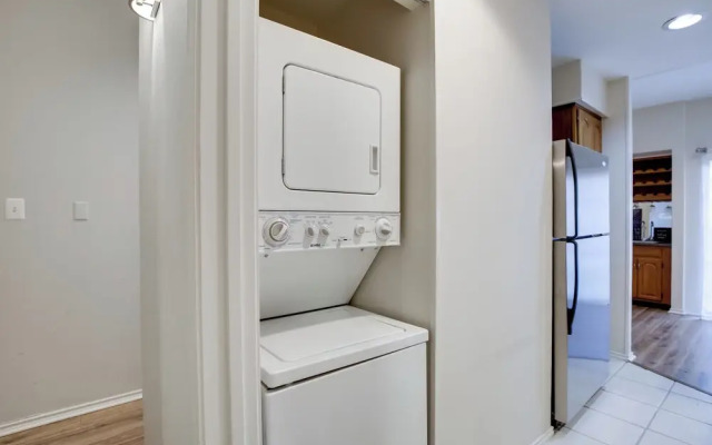 Comfortable Dallas Condo Close to Attractions