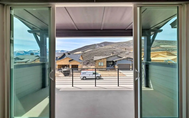 Inviting Hideout Townhome w/ Balcony & Lake Views!