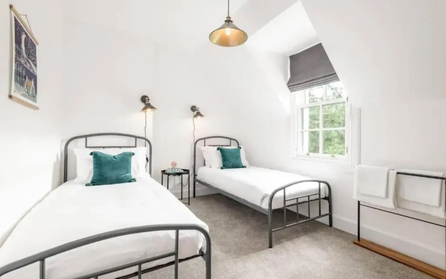 Captivating 4-bed House in Killin