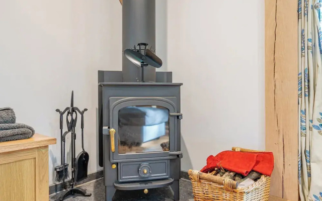 Woodland Cabin Retreat in Alfriston - hot tub