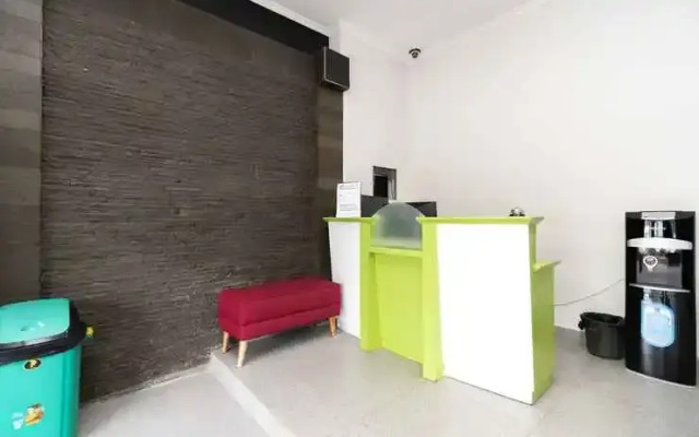 Urbanview Hotel Bizhome Artha Gading Boulevard by RedDoorz