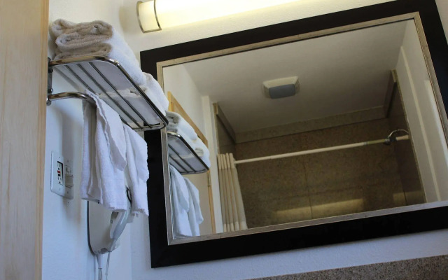 Harbor Inn & Suites