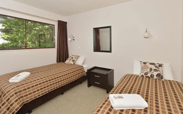 Waterfalls Estate - Motel & Campground