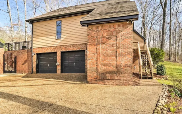 Relax Poolside! Family Getaway in Nashville Area