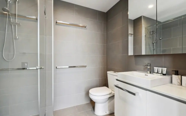 Stunning 1-bed by Victoria Park With Pool & Gym