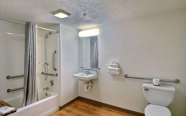 Motel 6 Tewksbury, MA - Boston