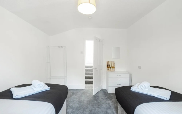 Heathrow Living Stanwell Serviced House