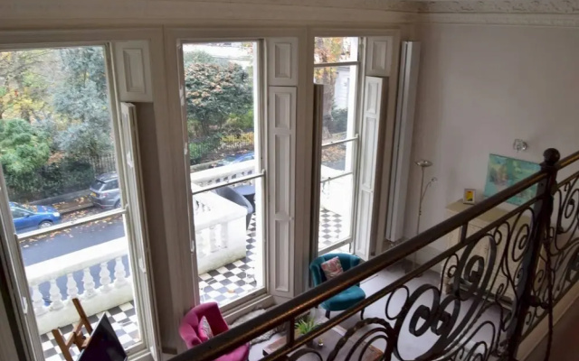 Elegant 1 Bedroom Mezzanine Overlooking Square