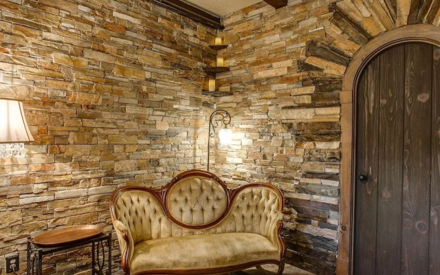 Storybook Riverside Inn