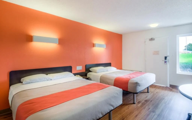 Motel 6 Normal