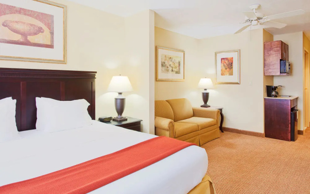 Holiday Inn Express Hotel & Suites Lucedale