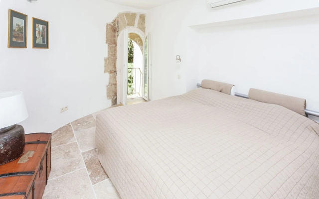 Spacious Castle in Jonquieres with Swimming Pool