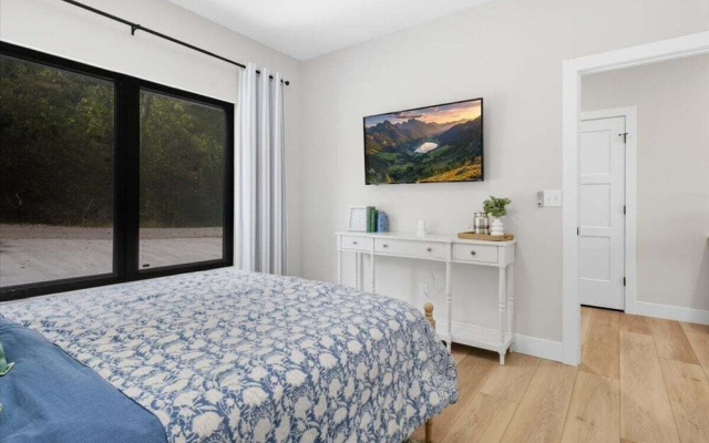 Modern Lakefront Escape The Twelve