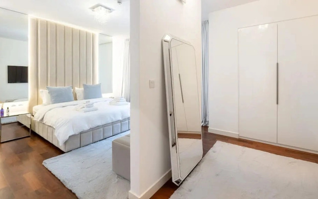 Trendy City Walk Living w Pool View Balcony