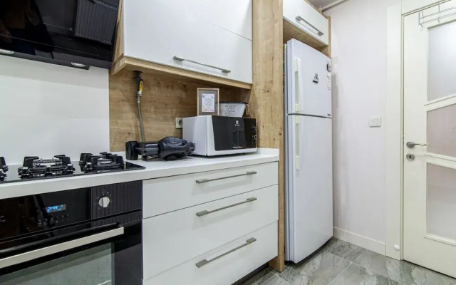 Vibrant and Central Flat with Balcony in Maltepe
