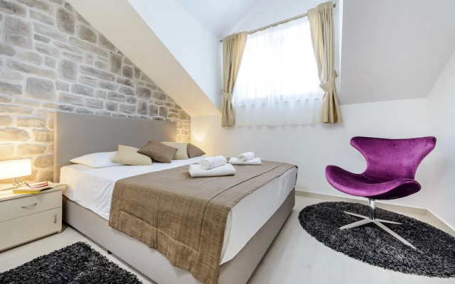 Holiday Home with Private heated Pool, Sea view & Basketball Court