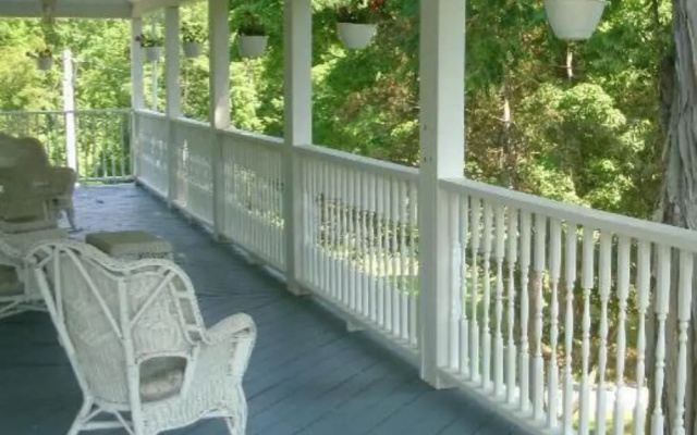 Locust Tree Bed and Breakfast LLC