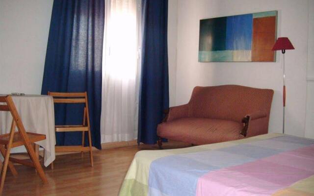 Отель Gay Hostal Puerta del Sol Испания, Мадрид - 1 отзыв об отеле, цены и фото номеров - забронировать отель Gay Hostal Puerta del Sol онлайн комната для гостей