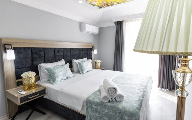 Li̇fe Pool Sui̇te Hotel
