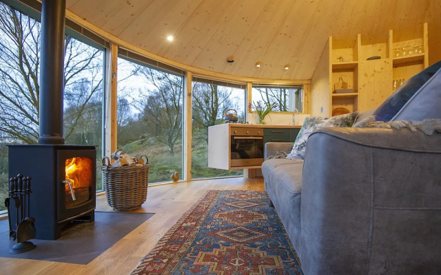 Luxury and Peaceful 1-bed Roundhouse With Hot Tub