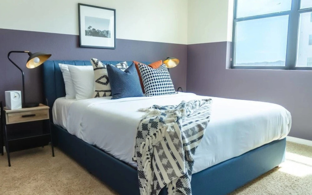 Luxe 1BR Condo in Downtown Area