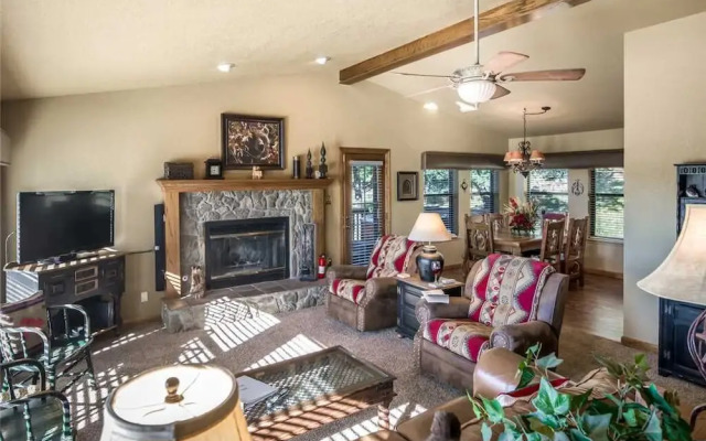 White Mountain Escape - Three Bedroom Cabin with Hot Tub