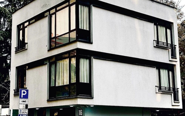 Chikovani Apartments