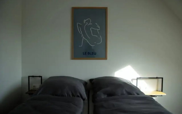 Moderne Stadt Zimmer mit eigenem Bad