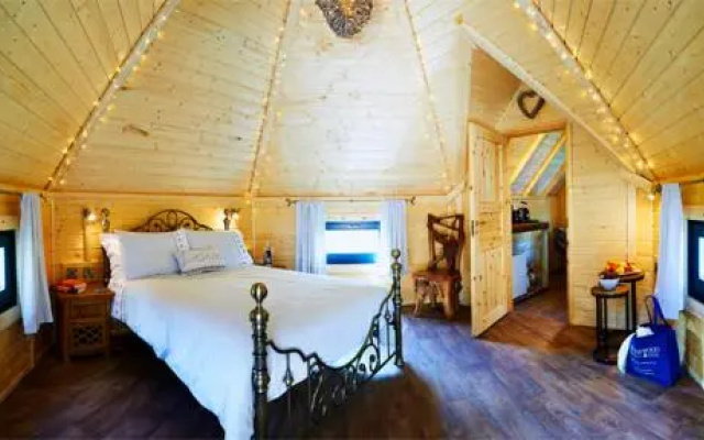 Pinewood Park-Tipis Hot Tubs And Lodges