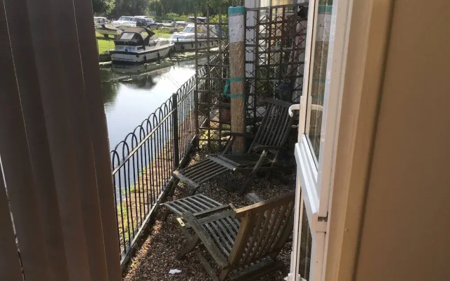 River Courtyard Ground Floor Apt 2BR Parking St Neots Town Centre