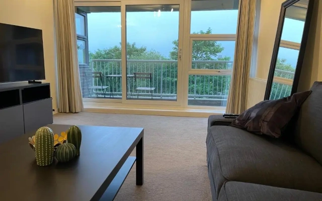 Spacious 2-Bedroom Flat Near Surbiton Station
