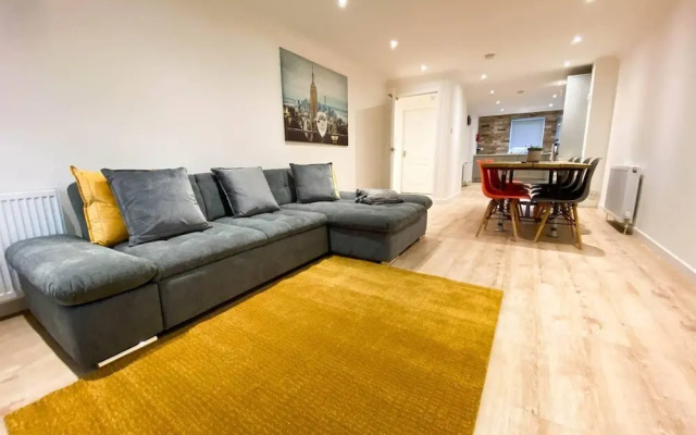 Large Modern 3 Bedroom Apt With Free Parking
