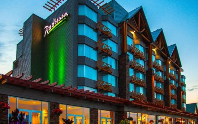 Отель Radisson Hotel & Convention Center Edmonton Канада, Эдмонтон - отзывы, цены и фото номеров - забронировать отель Radisson Hotel & Convention Center Edmonton онлайн вид на фасад