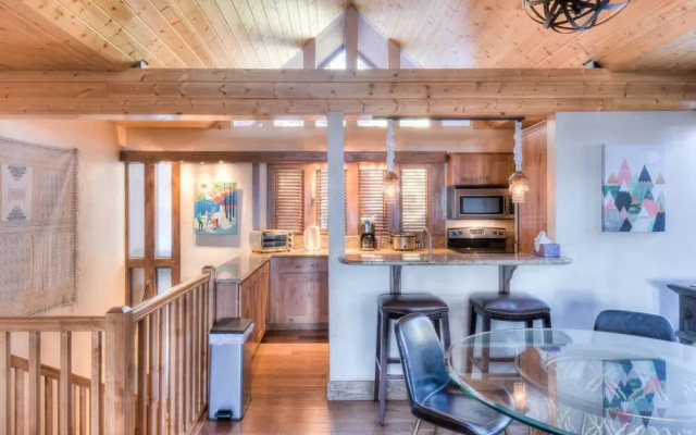 Crystal Shores Villa Lake Views & Hiking