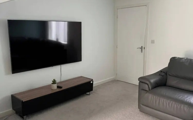 House - Sleeps 6 - Parking