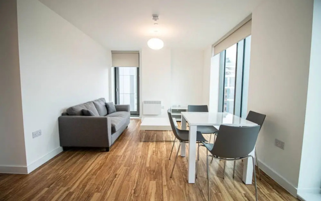 Large And Modern 2 Bedroom Flat With City Views