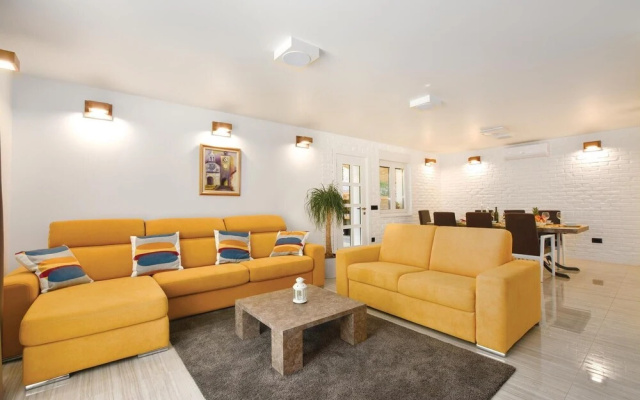 Amazing Home in Omis with Hot Tub, Sauna & WiFi