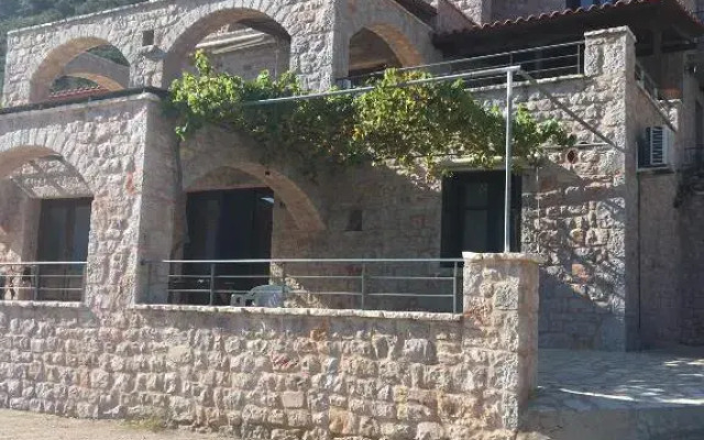 Leonidio Rock climbing house