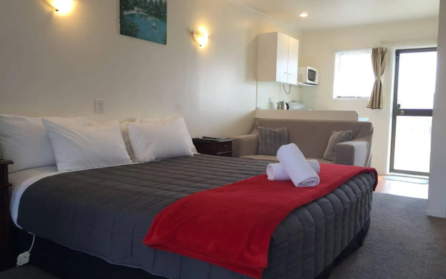Dukes Midway Lodge