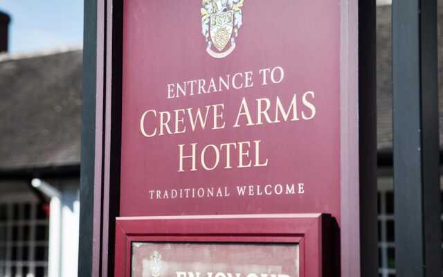 The Crewe Arms Hotel вид на фасад