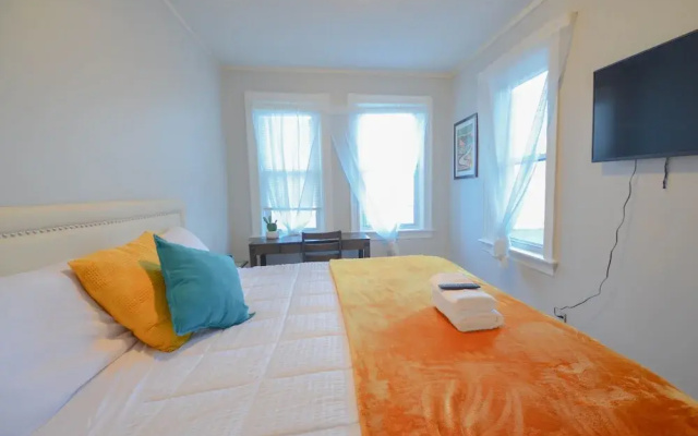 Lovely 3-Bedroom Apt with free parking