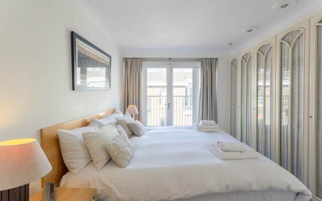 Отель 2 Bedroom House in Maida Vale With Balcony комната для гостей