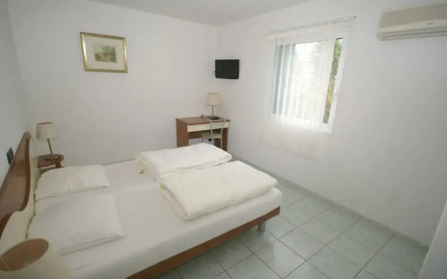 Spacious house, 100m from the beach, swimming pool.