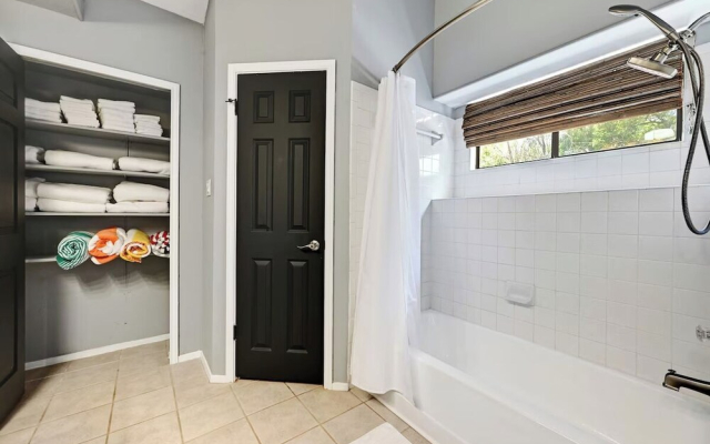 Modern 3BR Home in Vibrant Austin Pool